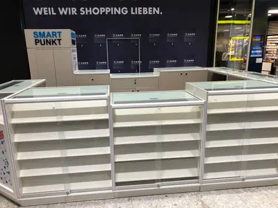 Smartpunkt — mall kiosk — tempered glass display cases, under-shelf LED strip