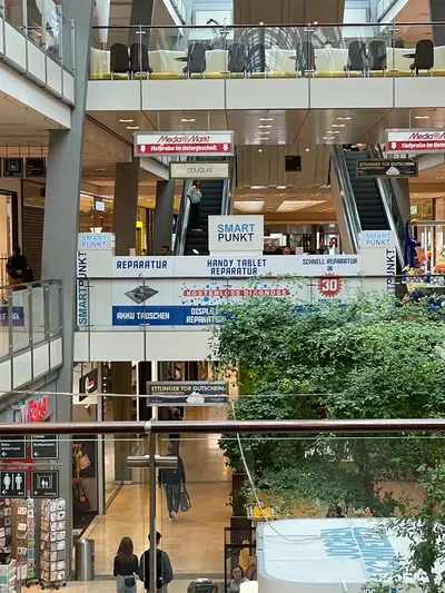 Smartpunkt — mall kiosk — tiered open shelving, backlit sign