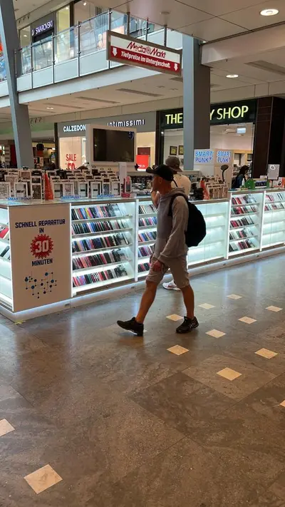 Smartpunkt — mall kiosk — black gloss surfacing, backlit sign