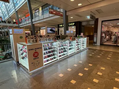 Smartpunkt — mall kiosk — full-length glass display cases, white