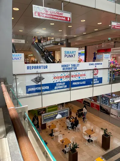 Smartpunkt — mall kiosk — white laminate panels, white