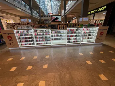 Smartpunkt — mall kiosk — tempered glass display cases, white