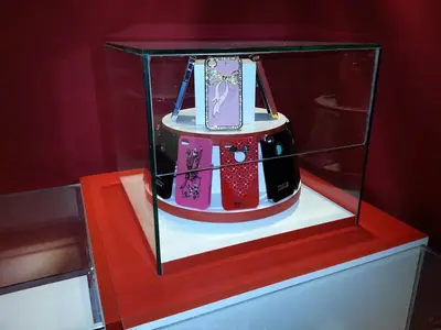 2E İletişim — Tekira AVM — mall kiosk — full-length glass display cases, white