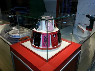 2E İletişim — Tekira AVM — mall kiosk — under-counter storage, maroon