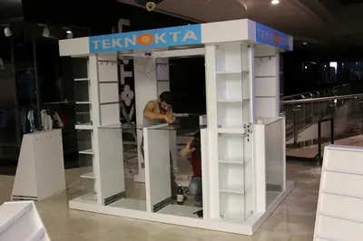 Teknokta Neomarin — كشك مركز تجاري — نافذة خدمة, لافتة مضاءة من الخلف (التركيب في الموقع)