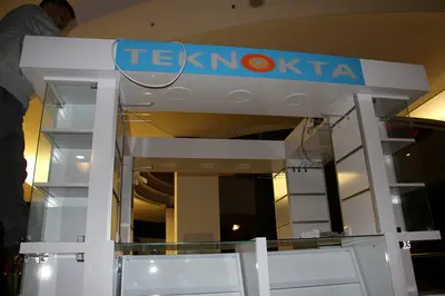 Teknokta Neomarin — كشك مركز تجاري — أرفف مفتوحة متدرّجة, أبيض (التركيب في الموقع)