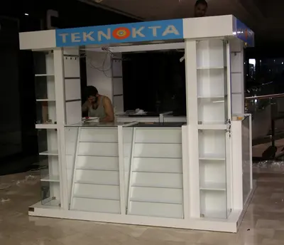 Teknokta Neomarin — كشك مركز تجاري — لافتة علوية فوق الوحدة, أبيض (التركيب في الموقع)