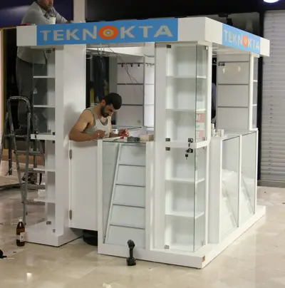 Teknokta Neomarin — كشك مركز تجاري — ألواح لامينيت بيضاء, أبيض (التركيب في الموقع)