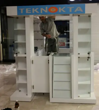 Teknokta Neomarin — كشك مركز تجاري — أرفف مفتوحة متدرّجة, فيروزي (التركيب في الموقع)