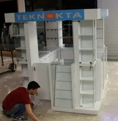 Teknokta Neomarin — كشك مركز تجاري — ألواح لامينيت بيضاء, فيروزي (التركيب في الموقع)