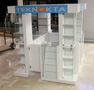 Teknokta Neomarin — كشك مركز تجاري — واجهات عرض من الزجاج المقسّى, فيروزي (التركيب في الموقع)