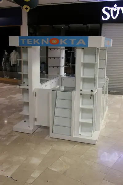 Teknokta Neomarin — كشك مركز تجاري — نافذة خدمة, لافتة مضاءة من الخلف (الوحدة بعد تركيبها)