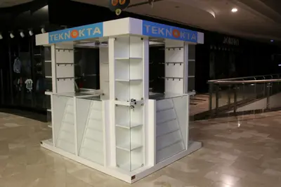Teknokta Neomarin — كشك مركز تجاري — ألواح لامينيت بيضاء, لافتة مضاءة من الخلف (الوحدة بعد تركيبها)