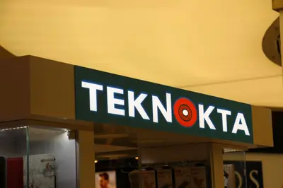 Teknokta Neomarin — كشك مركز تجاري — لافتة علوية فوق الوحدة, لافتة مضاءة من الخلف (الوحدة مجهّزة وقيد التشغيل)