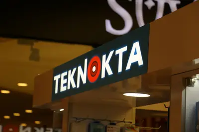 Teknokta Neomarin — كشك مركز تجاري — ألواح لامينيت بيضاء, لافتة مضاءة من الخلف (الوحدة مجهّزة وقيد التشغيل)