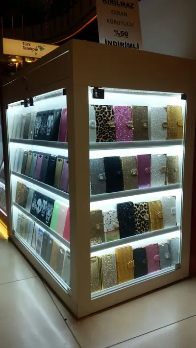 Teknokta Pendorya — AVM kiosku — dikdörtgen ada, raf altı LED şerit (yerine kurulmuş hâli)