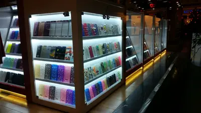 Teknokta Pendorya — AVM kiosku — kademeli açık raf, raf altı LED şerit (yerine kurulmuş hâli)