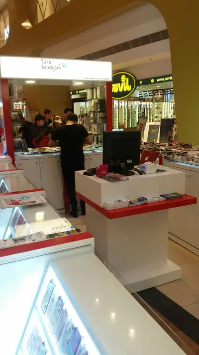 Teknokta Pendorya — AVM kiosku — tepe tabela tacı, raf altı LED şerit (yerine kurulmuş hâli)