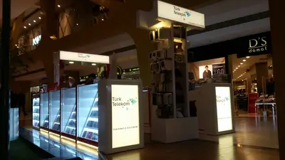 Teknokta Pendorya — AVM kiosku — kırmızı parlak panel, raf altı LED şerit (yerine kurulmuş hâli)