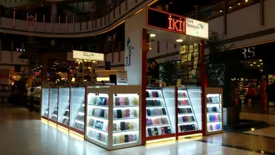 Teknokta Pendorya — AVM kiosku — dikdörtgen ada, arkadan aydınlatmalı tabela (yerine kurulmuş hâli)