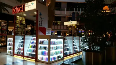 Teknokta Pendorya — AVM kiosku — kademeli açık raf, arkadan aydınlatmalı tabela (yerine kurulmuş hâli)