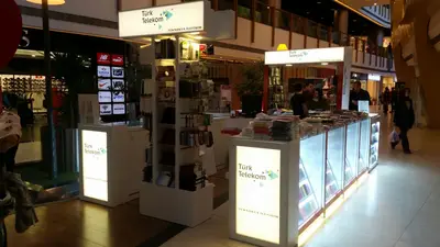 Teknokta Pendorya — AVM kiosku — beyaz laminat panel, arkadan aydınlatmalı tabela (yerine kurulmuş hâli)