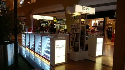 Teknokta Pendorya — AVM kiosku — kırmızı parlak panel, arkadan aydınlatmalı tabela (yerine kurulmuş hâli)