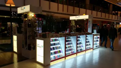 Teknokta Pendorya — AVM kiosku — ahşap tonlu laminat, arkadan aydınlatmalı tabela (yerine kurulmuş hâli)