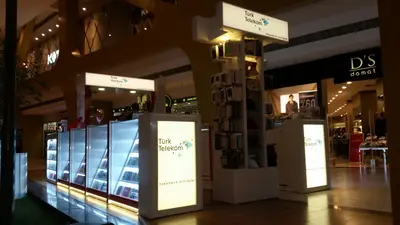 Teknokta Pendorya — AVM kiosku — dikdörtgen ada, beyaz (yerine kurulmuş hâli)