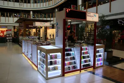 Teknokta Pendorya — AVM kiosku — kademeli açık raf, beyaz (yerine kurulmuş hâli)
