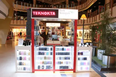 Teknokta Pendorya — AVM kiosku — tepe tabela tacı, beyaz (yerine kurulmuş hâli)