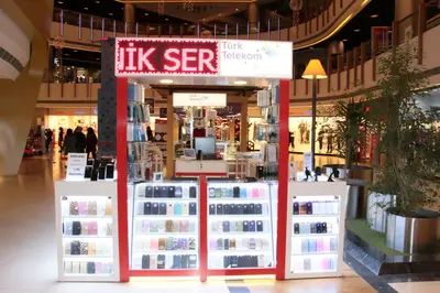 Teknokta Pendorya — AVM kiosku — beyaz laminat panel, beyaz (yerine kurulmuş hâli)