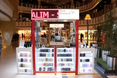 Teknokta Pendorya — AVM kiosku — kırmızı parlak panel, beyaz (yerine kurulmuş hâli)