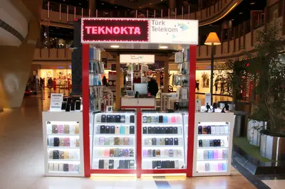 Teknokta Pendorya — AVM kiosku — ahşap tonlu laminat, beyaz (yerine kurulmuş hâli)