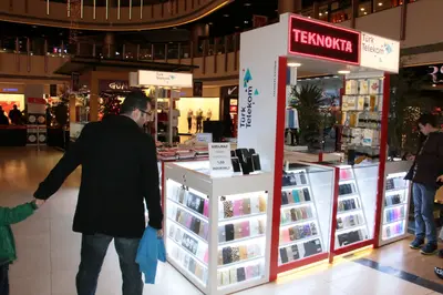 Teknokta Pendorya — AVM kiosku — dikdörtgen ada, kırmızı (yerine kurulmuş hâli)