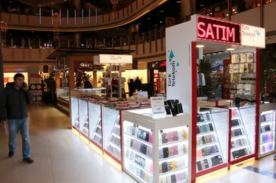 Teknokta Pendorya — AVM kiosku — tepe tabela tacı, kırmızı (yerine kurulmuş hâli)