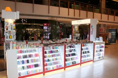 Teknokta Pendorya — AVM kiosku — beyaz laminat panel, kırmızı (yerine kurulmuş hâli)