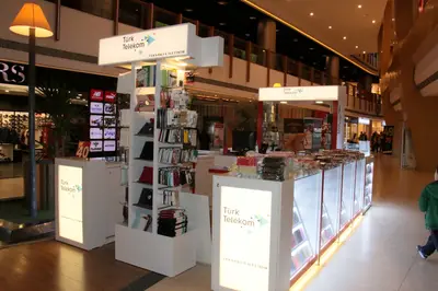 Teknokta Pendorya — AVM kiosku — kırmızı parlak panel, kırmızı (yerine kurulmuş hâli)