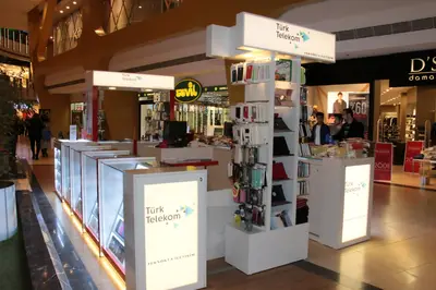 Teknokta Pendorya — AVM kiosku — ahşap tonlu laminat, kırmızı (yerine kurulmuş hâli)