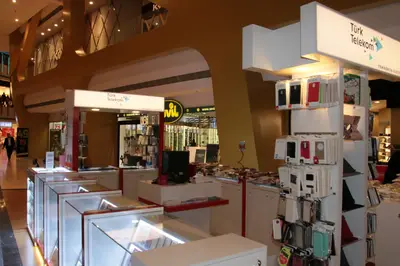 Teknokta Pendorya — AVM kiosku — dikdörtgen ada, ahşap tonu (yerine kurulmuş hâli)