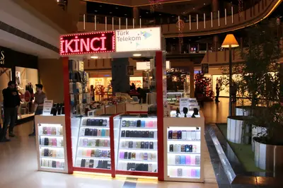 Teknokta Pendorya — AVM kiosku — tepe tabela tacı, ahşap tonu (yerine kurulmuş hâli)