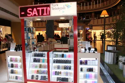 Teknokta Pendorya — AVM kiosku — beyaz laminat panel, ahşap tonu (yerine kurulmuş hâli)