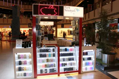 Teknokta Pendorya — AVM kiosku — kırmızı parlak panel, ahşap tonu (yerine kurulmuş hâli)