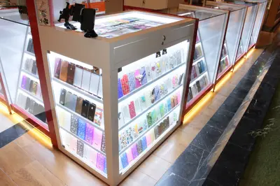 Teknokta Pendorya — AVM kiosku — ahşap tonlu laminat, ahşap tonu (yerine kurulmuş hâli)