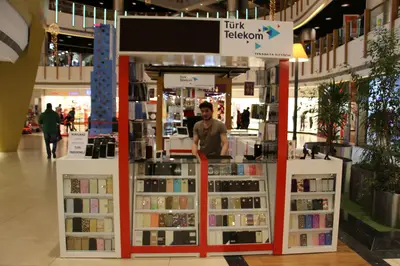 Teknokta Pendorya — AVM kiosku — kademeli açık raf, raf altı LED şerit (ürün dizilmiş çalışır hâli)