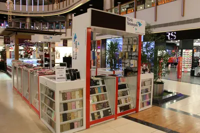 Teknokta Pendorya — AVM kiosku — tepe tabela tacı, raf altı LED şerit (ürün dizilmiş çalışır hâli)