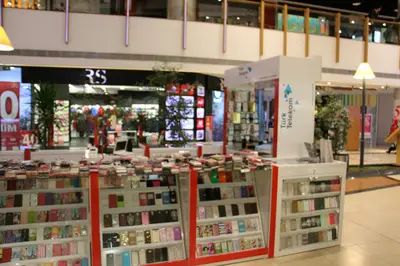 Teknokta Pendorya — AVM kiosku — beyaz laminat panel, raf altı LED şerit (ürün dizilmiş çalışır hâli)