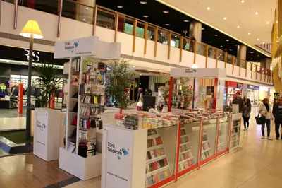 Teknokta Pendorya — AVM kiosku — kırmızı parlak panel, raf altı LED şerit (ürün dizilmiş çalışır hâli)