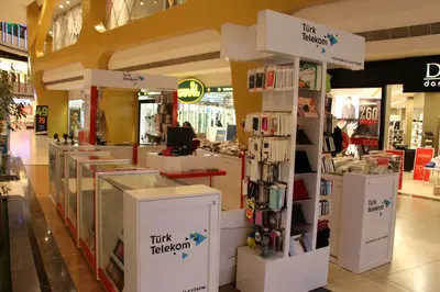 Teknokta Pendorya — AVM kiosku — ahşap tonlu laminat, raf altı LED şerit (ürün dizilmiş çalışır hâli)