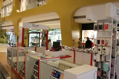 Teknokta Pendorya — AVM kiosku — dikdörtgen ada, arkadan aydınlatmalı tabela (ürün dizilmiş çalışır hâli)